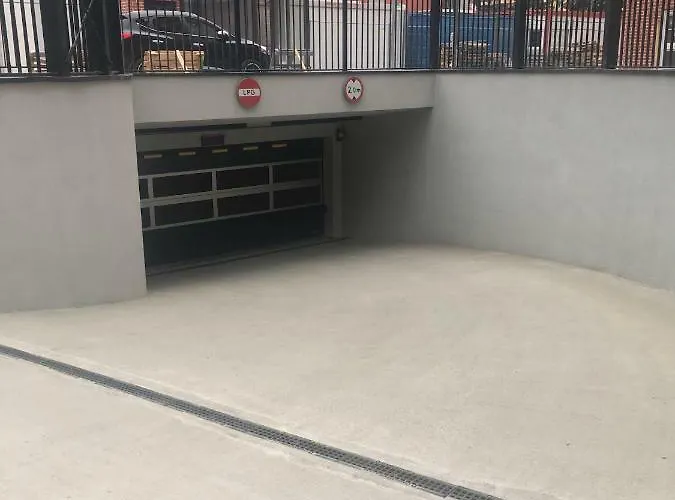 B&w Luxurious In The Center Of Apartment