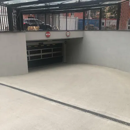 B&w Luxurious In The Center Of Daire